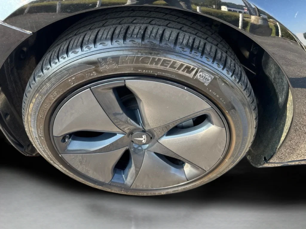 Used 2018 Obsidian Black Metallic Tesla Long Range image 29