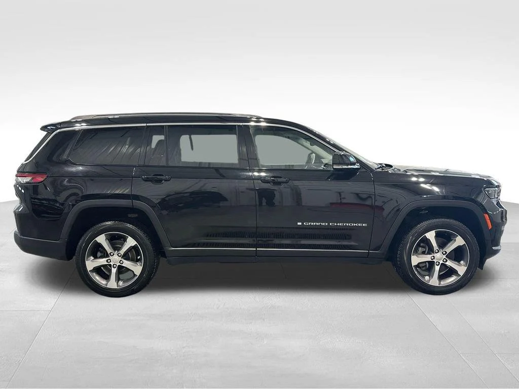 Used 2023 Diamond Black Crystal Pearlcoat Jeep Limited image 8