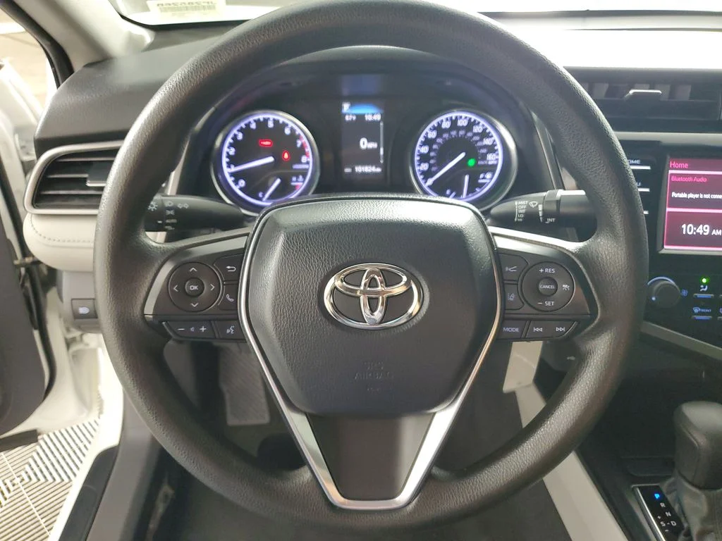 Used 2020 White Toyota LE image 19