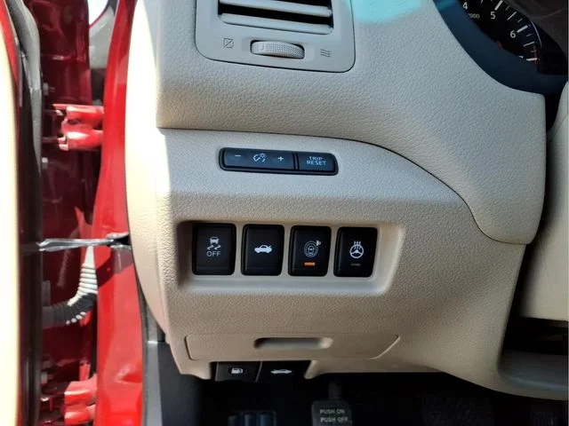 Used 2015 Red Nissan 3.5 SL image 17