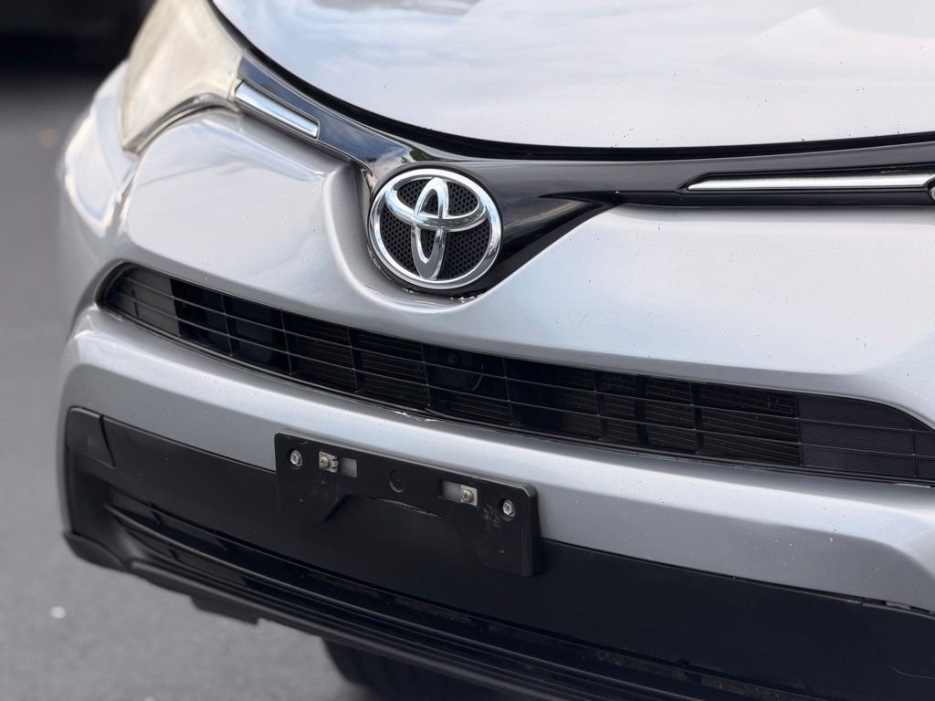 Used 2016 Silver Toyota LE image 10