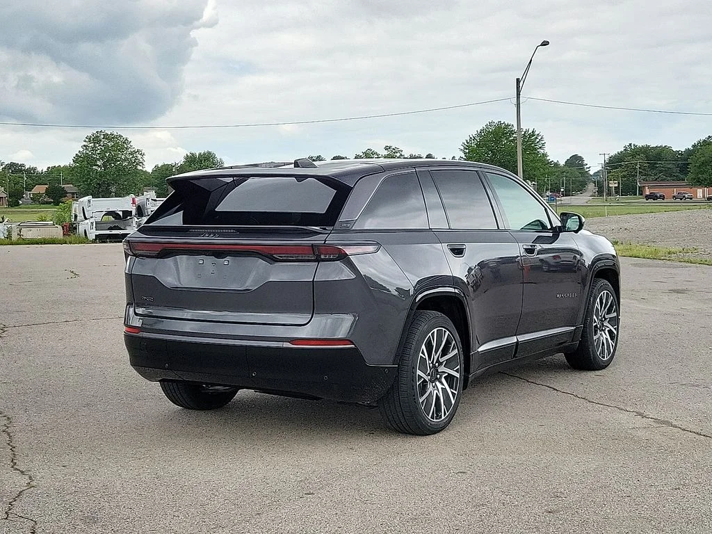 New 2025 Baltic Gray Metallic Clear-Coat Exterior Paint Jeep Limited image 5