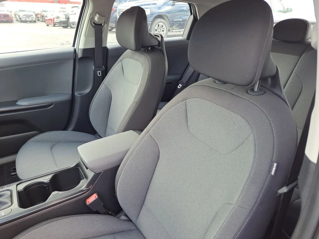 New 2025 White Kia LXS image 5