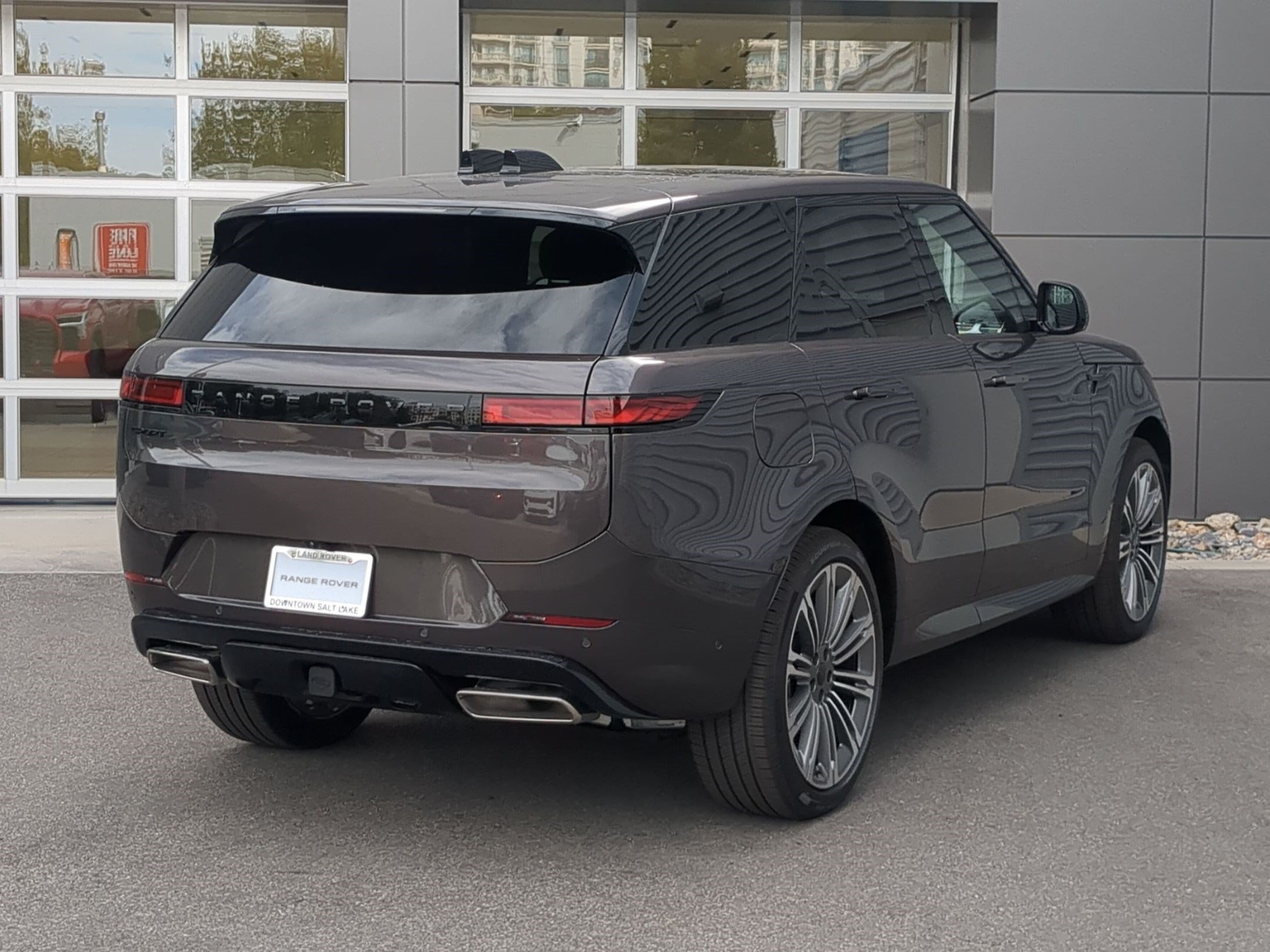 New 2026 Charente Grey Land Rover P460e Dynamic SE image 5
