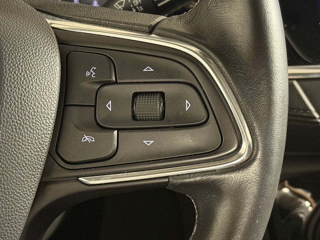 Used 2023 Red Buick Select image 37