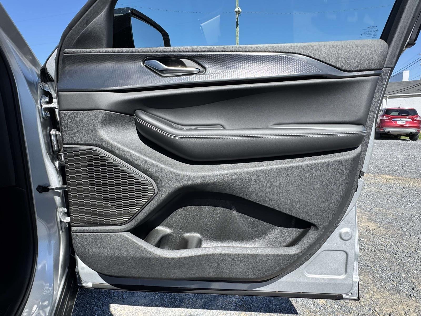 New 2025 Silver Zynith Exterior Paint Jeep Altitude X image 13