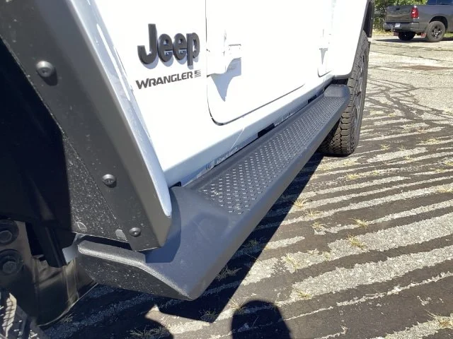 New 2027 Bright White Jeep 4-DOOR SAHARA image 17