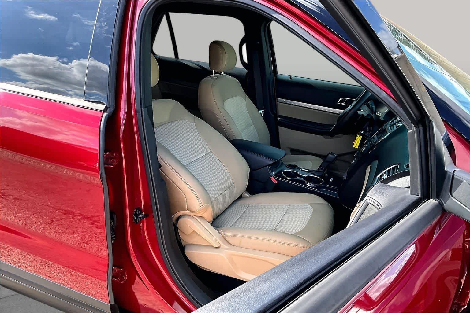Used 2016 Ruby Red Metallic Tinted Clearcoat Ford Base image 9