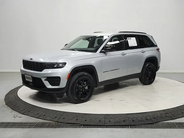 Used 2025 Silver Jeep Altitude image 3