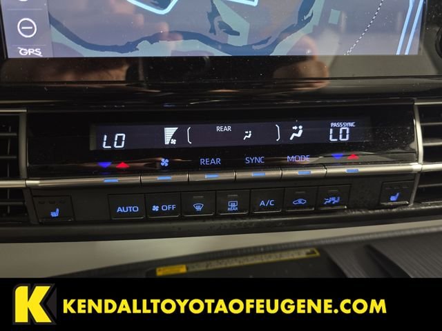 Used 2022 White Toyota XLE image 20