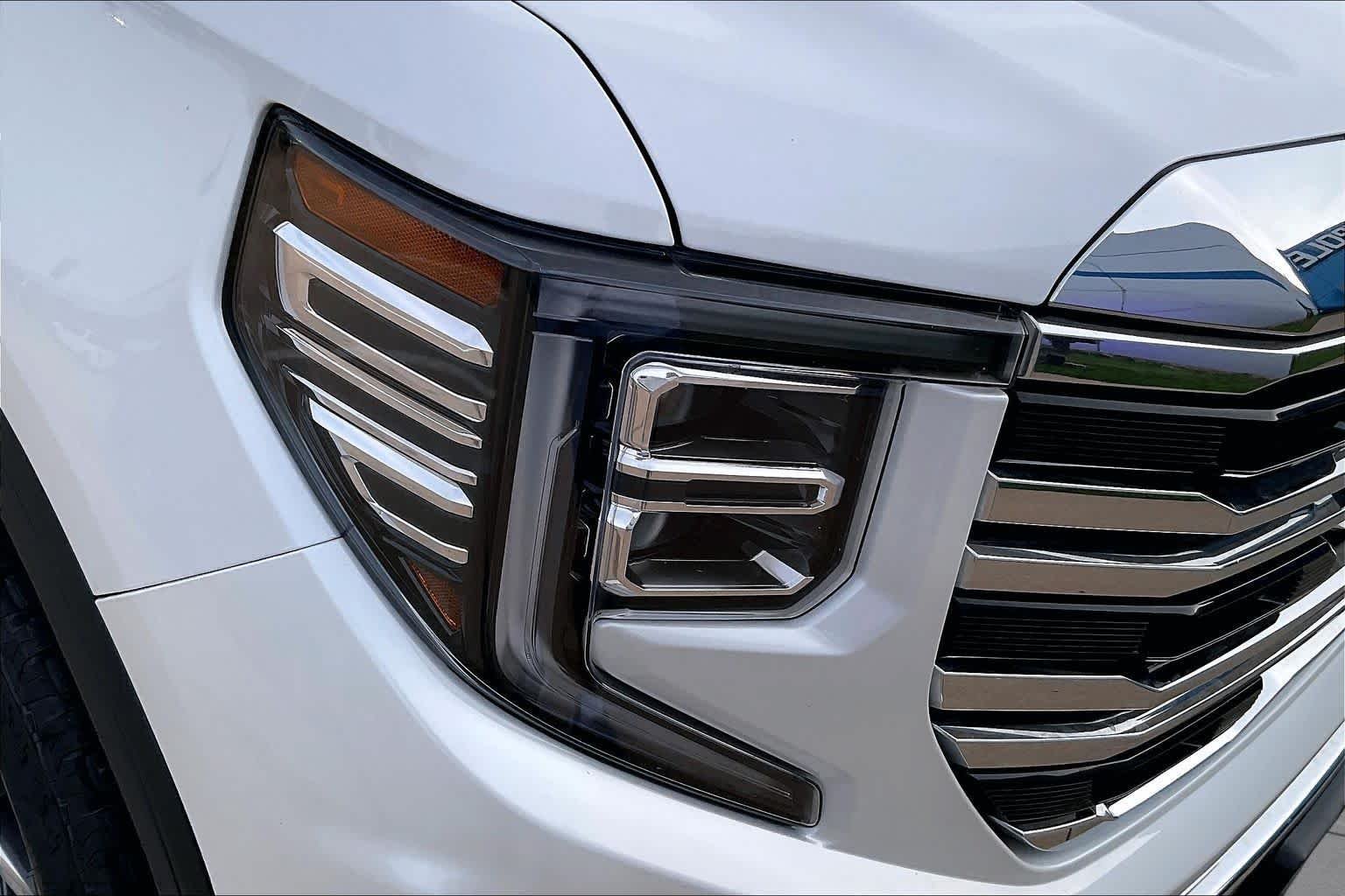 Used 2024 White Frost Tricoat GMC SLT image 25