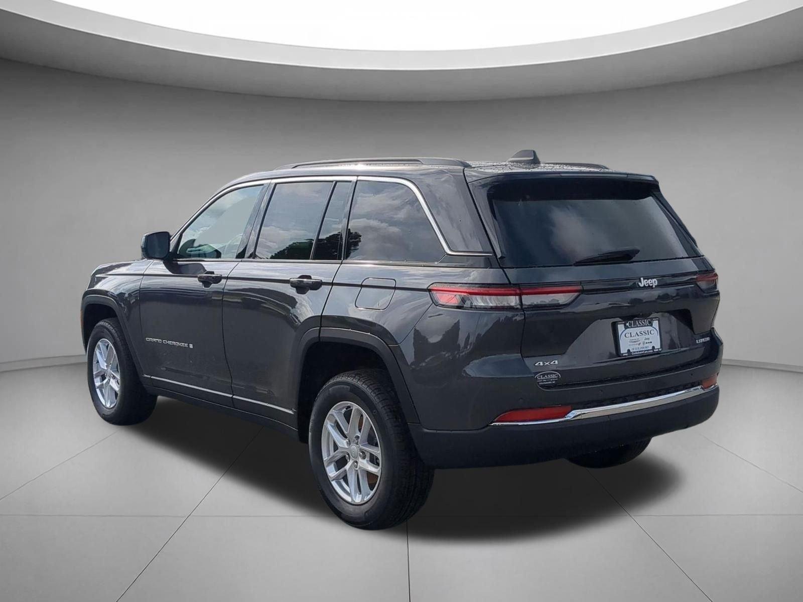 New 2026 Baltic Gray Metallic Clear-Coat Exterior Paint Jeep Laredo image 3