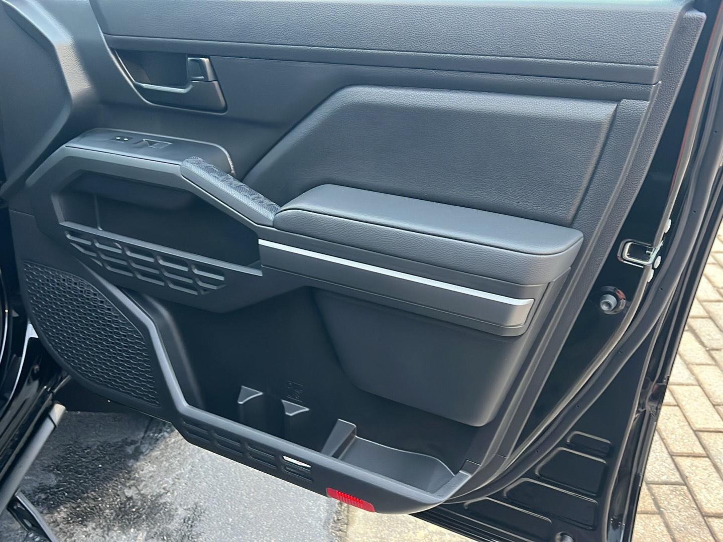 2025 Toyota Tacoma SR5 - Photo 13