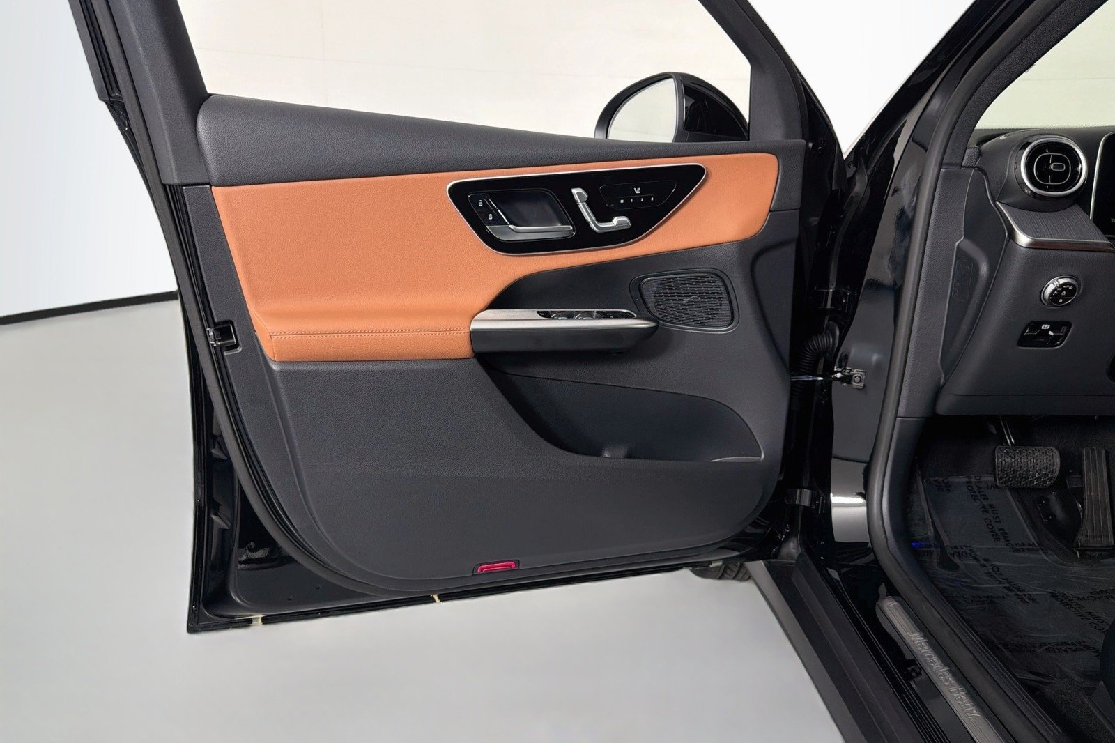 New 2026 Black Mercedes-Benz GLC 300 SUV image 20