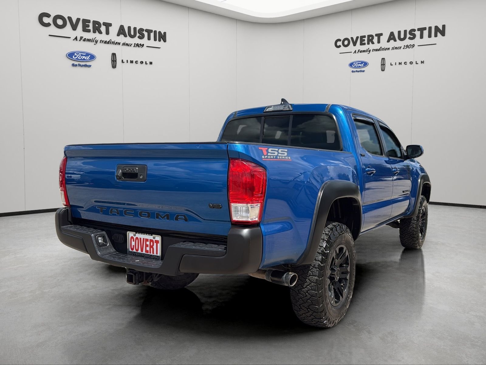 Used 2016 Blue Toyota SR5 image 5