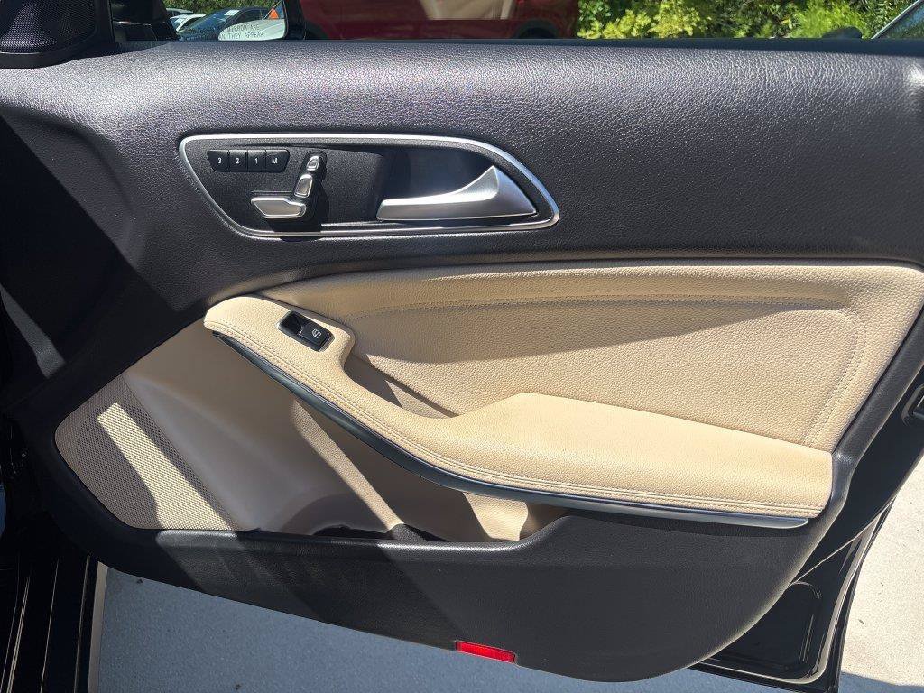 Used 2019 Black Mercedes-Benz GLA 250 image 33
