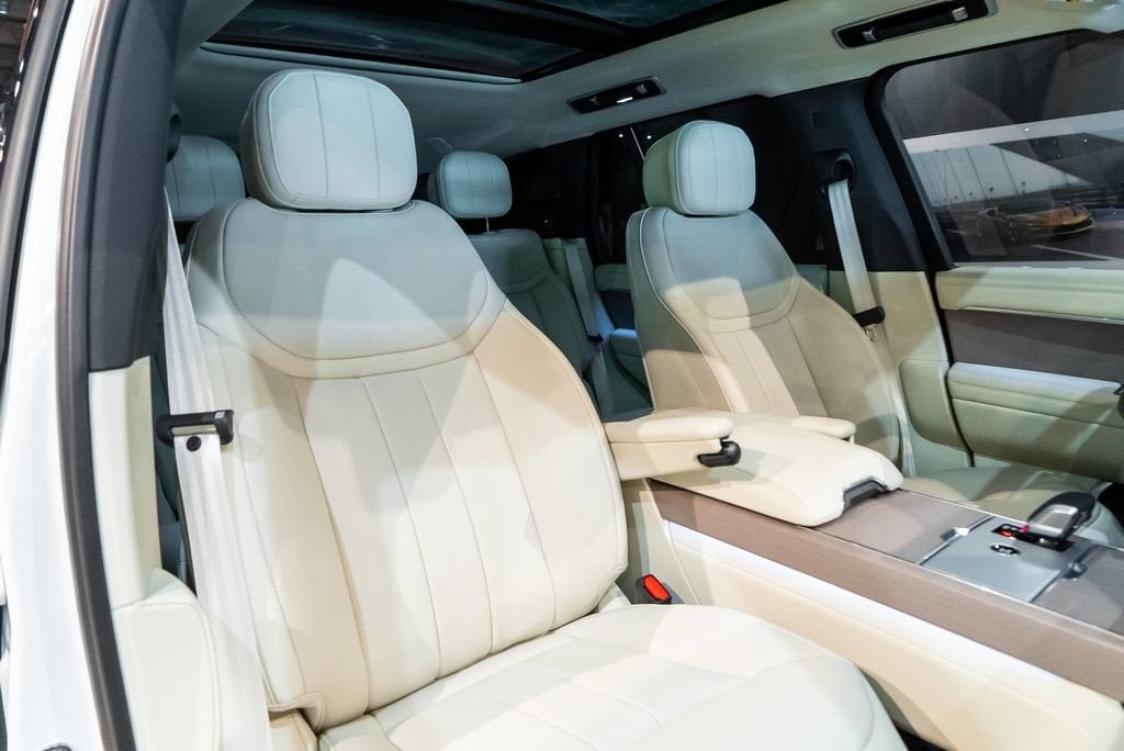 Used 2025 Fuji White Land Rover SE image 40