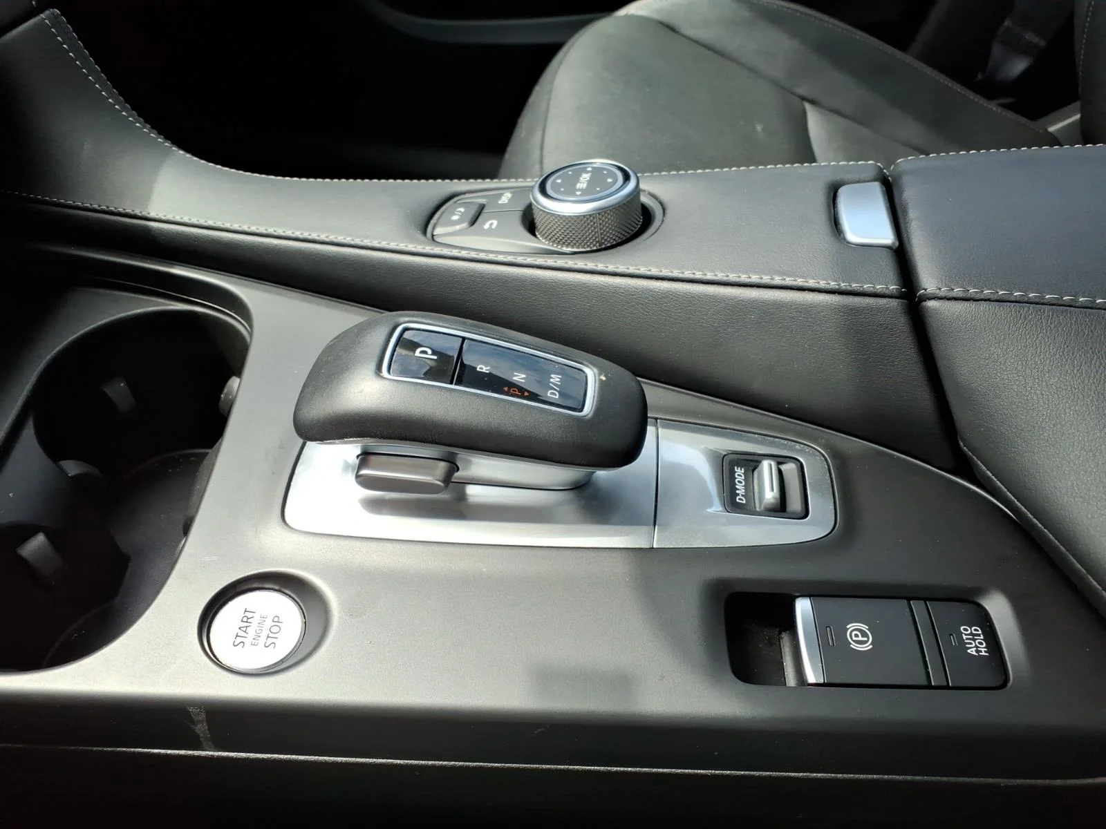 Certified Used 2025 White INFINITI LUXE image 19