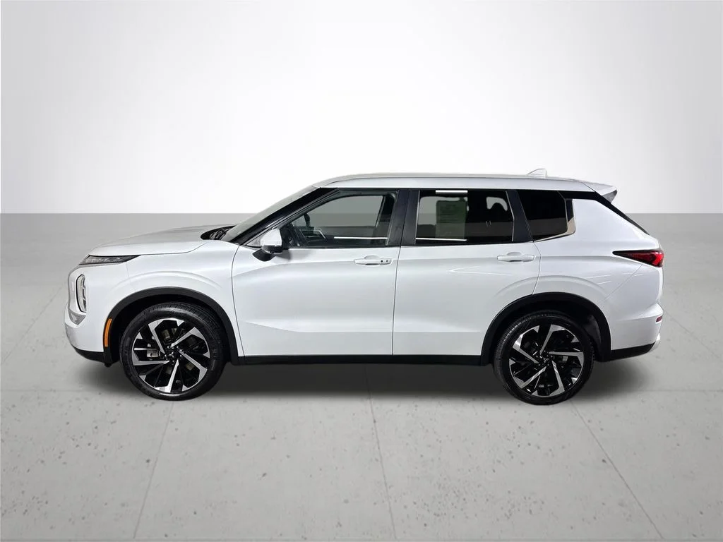 Used 2024 White Mitsubishi SE image 9