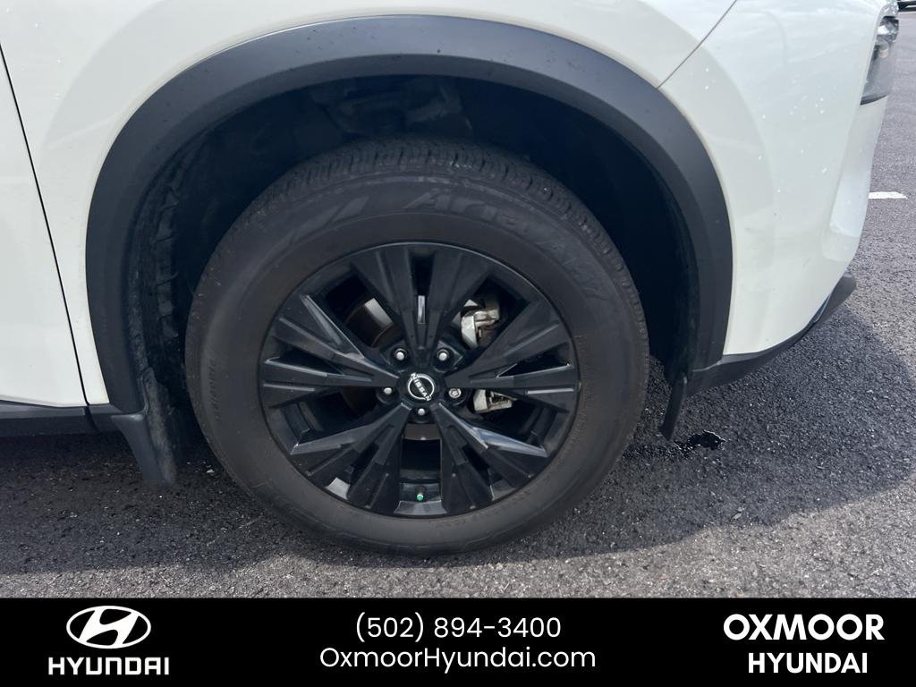 Used 2023 Pearl White Tricoat/Super Black Nissan SV image 4