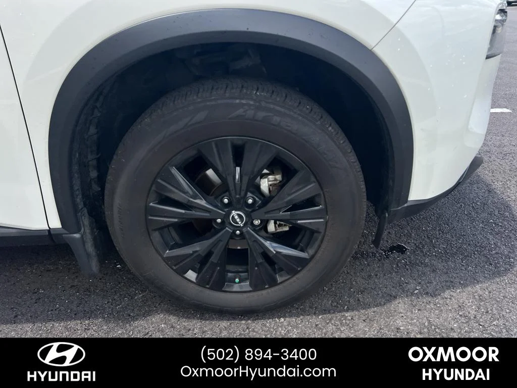 Used 2023 Pearl White Tricoat/Super Black Nissan SV image 4