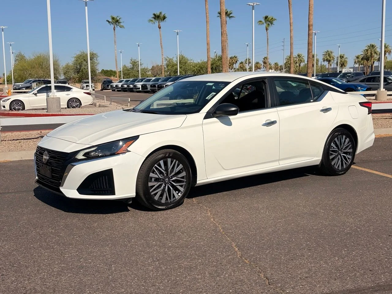 Used 2025 Glacier White Nissan 2.5 SV image 1