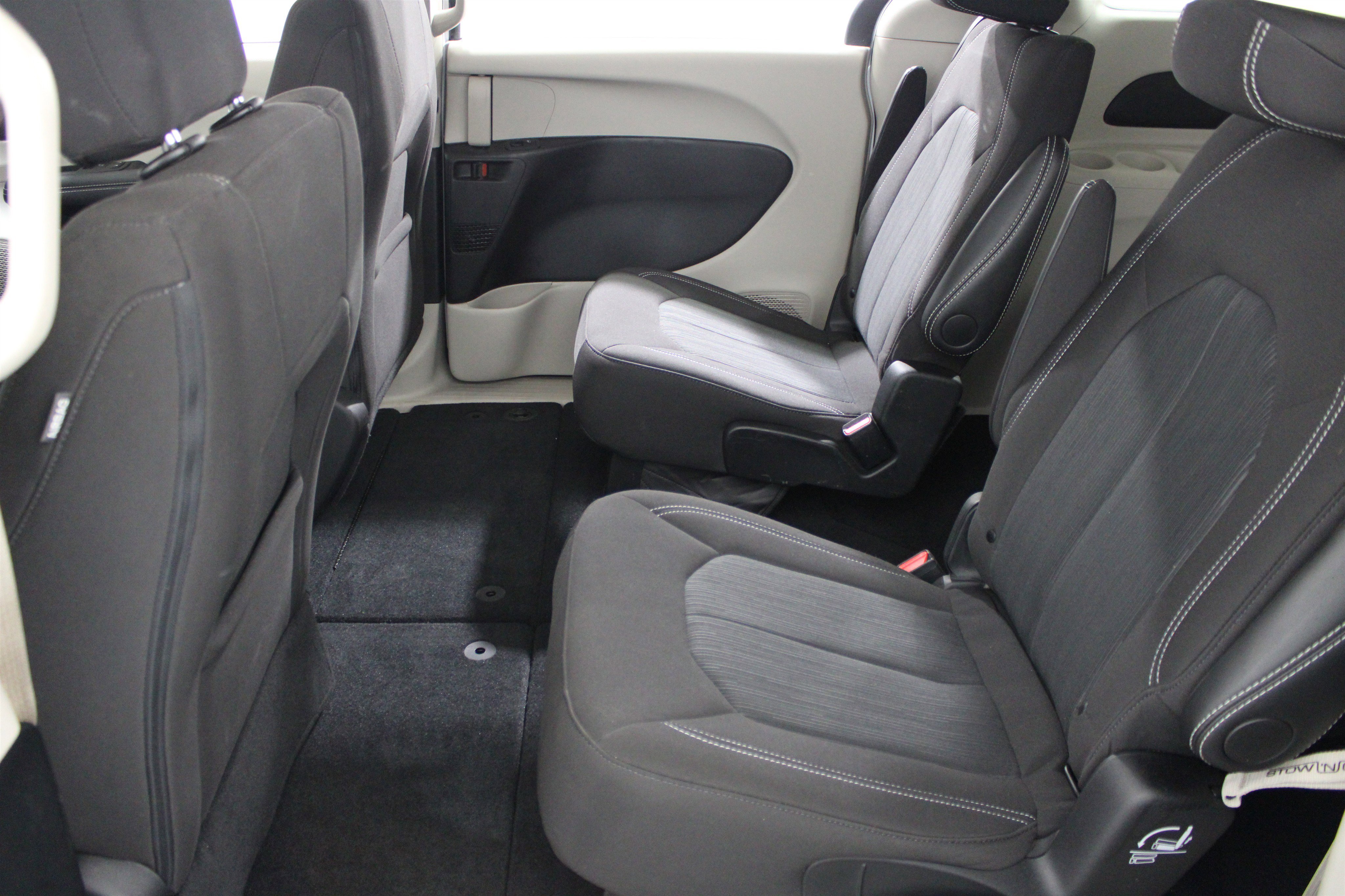 Used 2024 Bright White Clearcoat Chrysler LX image 21