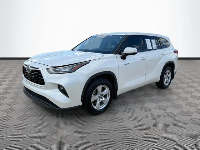 Used 2020 White Toyota LE image 3