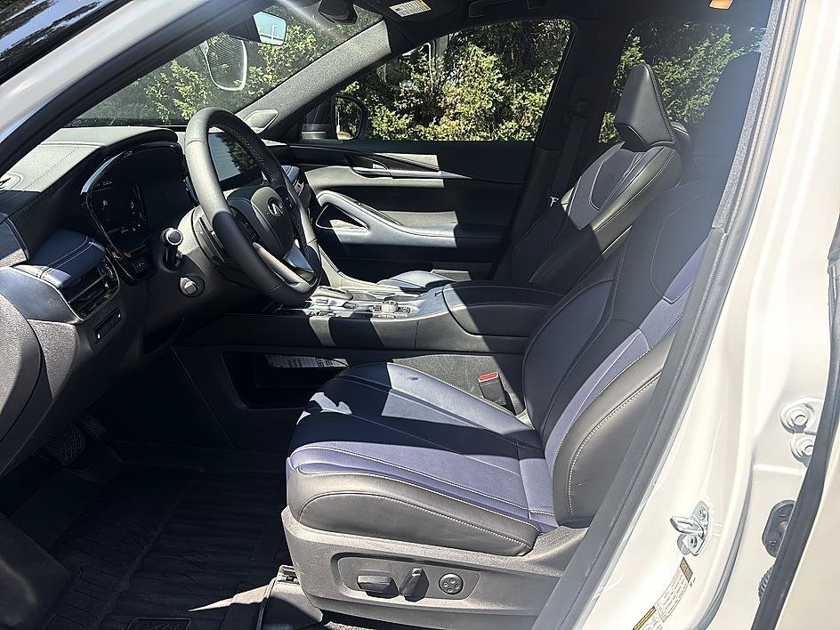 Used 2026 Radiant White/Black Obsidian INFINITI SPORT image 6