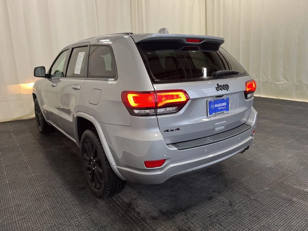 Used 2019 Silver Jeep Altitude image 25