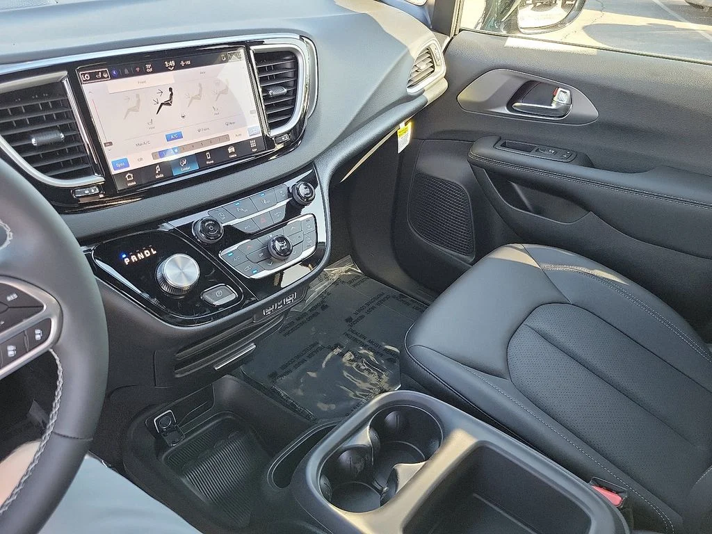 2025 Chrysler Voyager LX - Photo 12