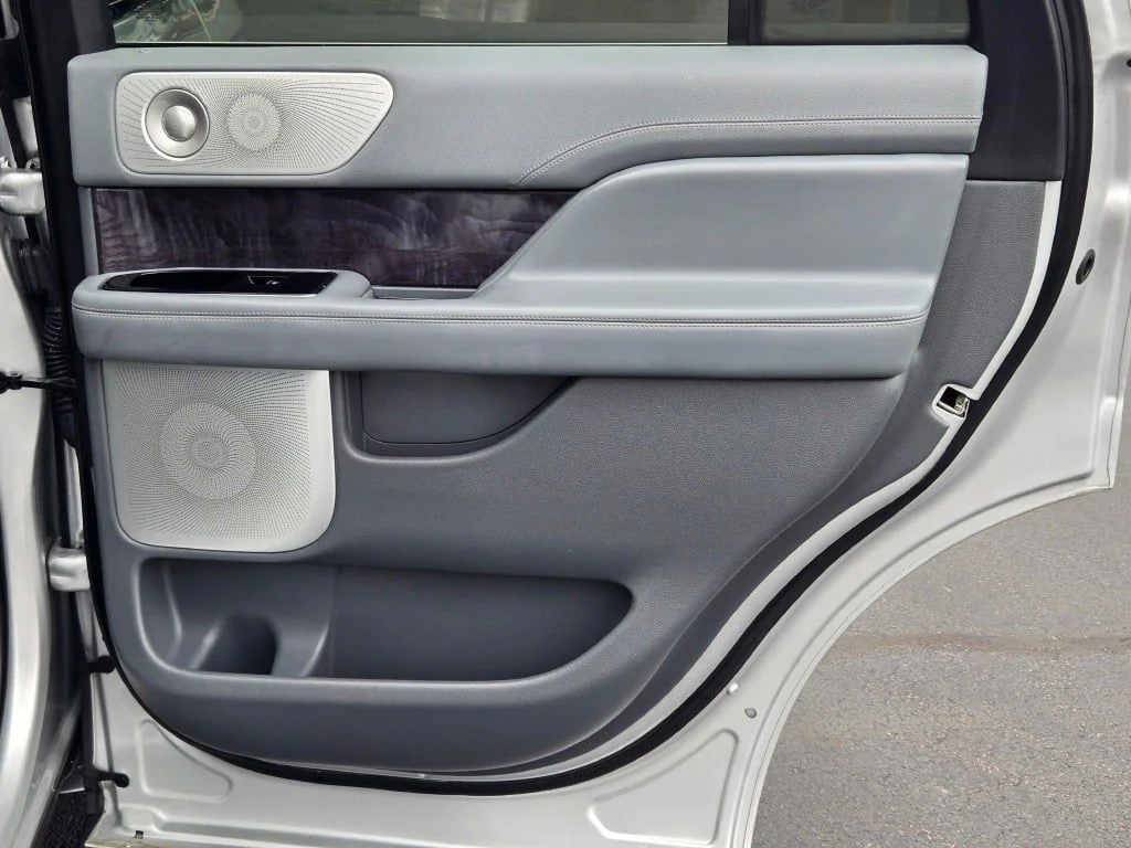 Used 2019 Silver Lincoln Reserve image 11