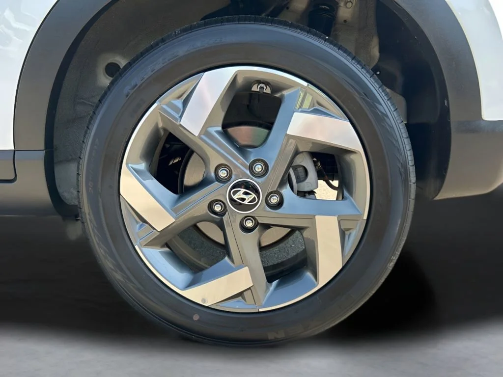 Used 2025 White Hyundai SEL image 29