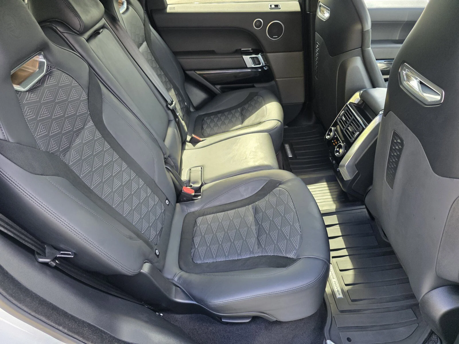 Certified Used 2022 Fuji White Land Rover SVR image 5