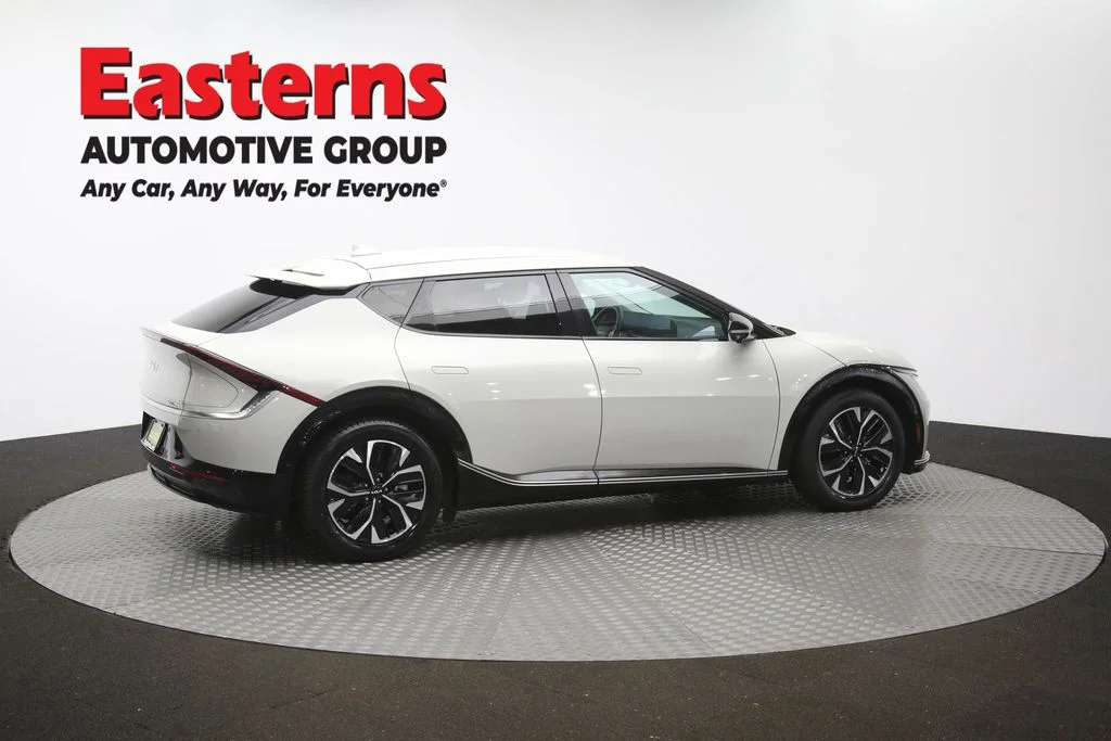Used 2022 White Kia Wind image 41