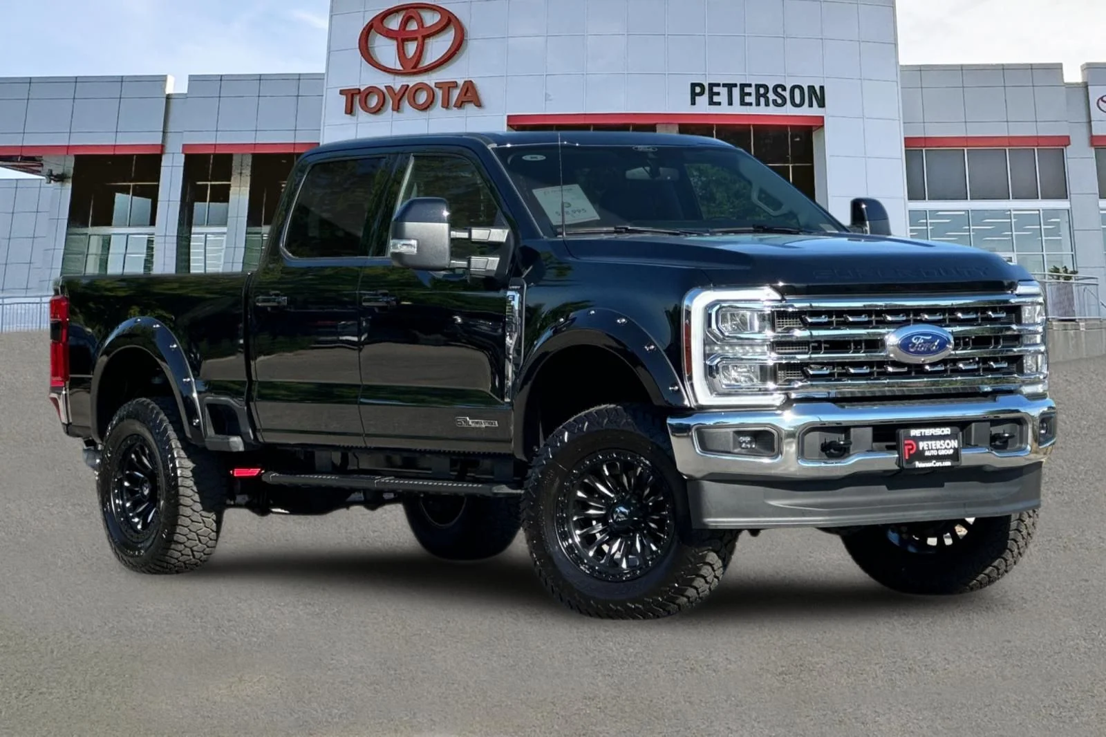 Used 2025  Ford Lariat image 2
