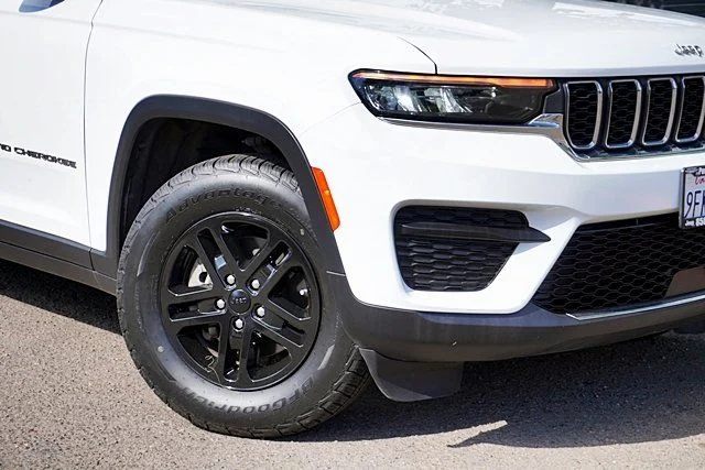 Used 2023 White Jeep Laredo image 3