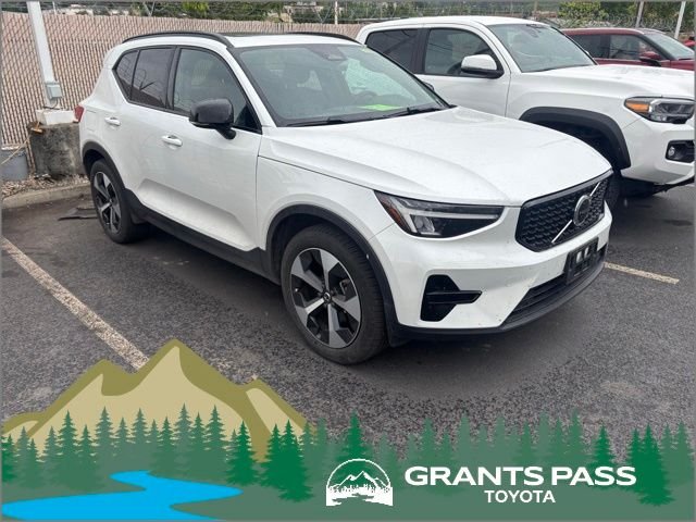 2024 Volvo XC40 B5 Core Dark AWD's photo