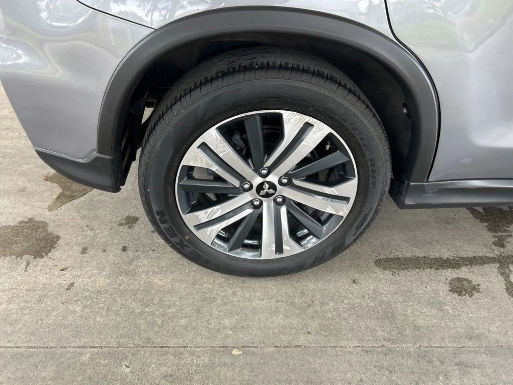 Used 2024 Gray Mitsubishi  image 18