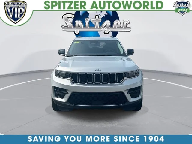 Used 2023 Silver Jeep Laredo image 3