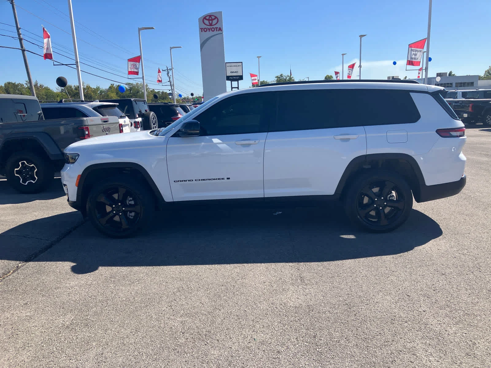 Used 2025 Bright White Clearcoat Jeep Limited image 4