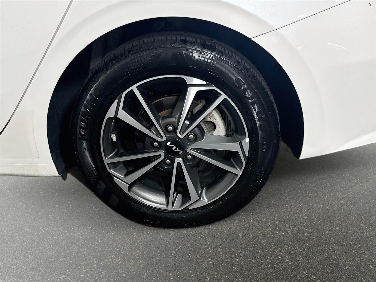 Used 2023 Snow White Pearl Kia LXS image 28