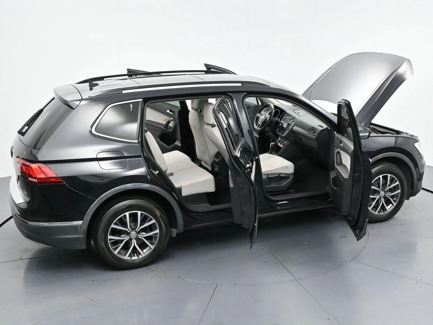 Used 2020 Deep Black Pearl Volkswagen SE image 40