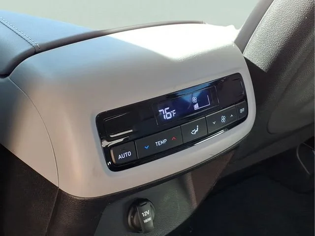 Used 2025  Hyundai SEL image 17