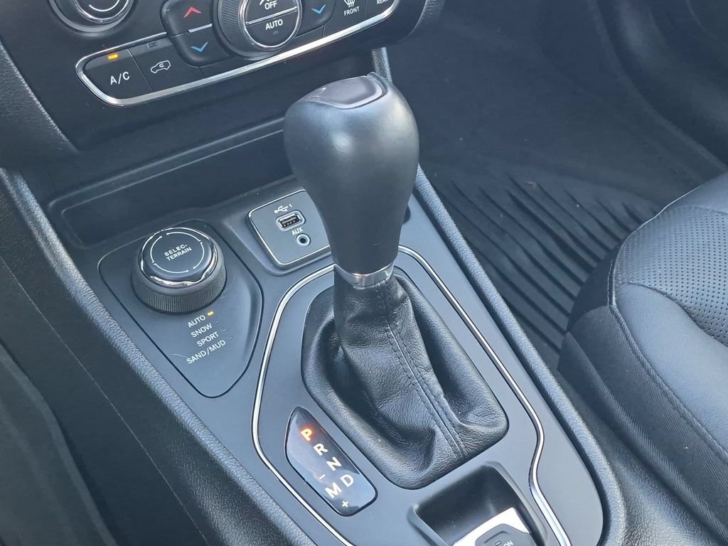 Used 2020 Light Brownstone Pearlcoat Jeep Latitude Plus image 19
