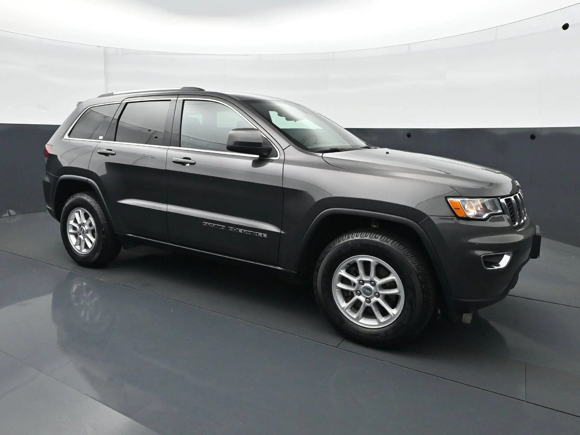 Used 2020 Granite Crystal Metallic Clearcoat Jeep Laredo E image 10