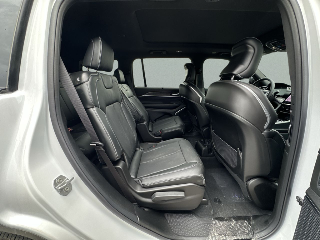 New 2025 Bright White Clear-Coat Exterior Paint Jeep Overland image 31