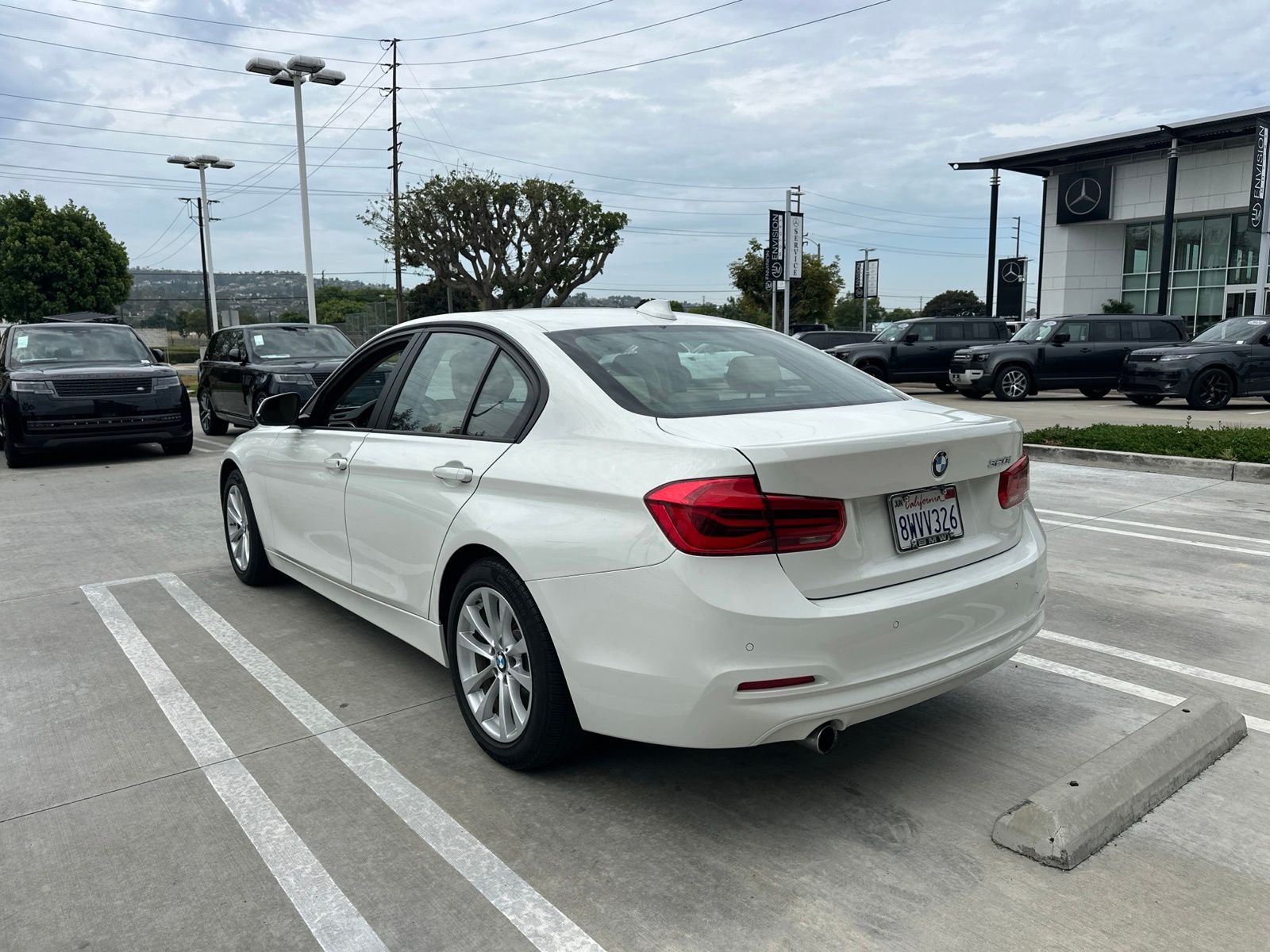 Used 2018 Alpine White BMW 320i image 4