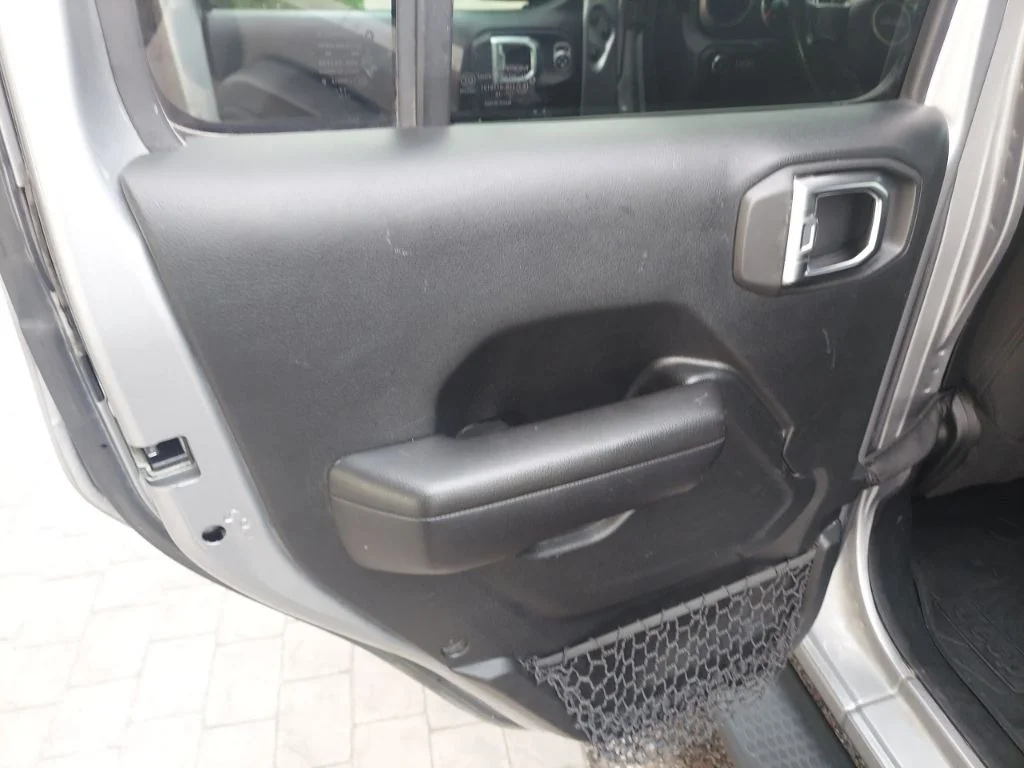 Used 2018 Silver Jeep Unlimited Sport S image 40