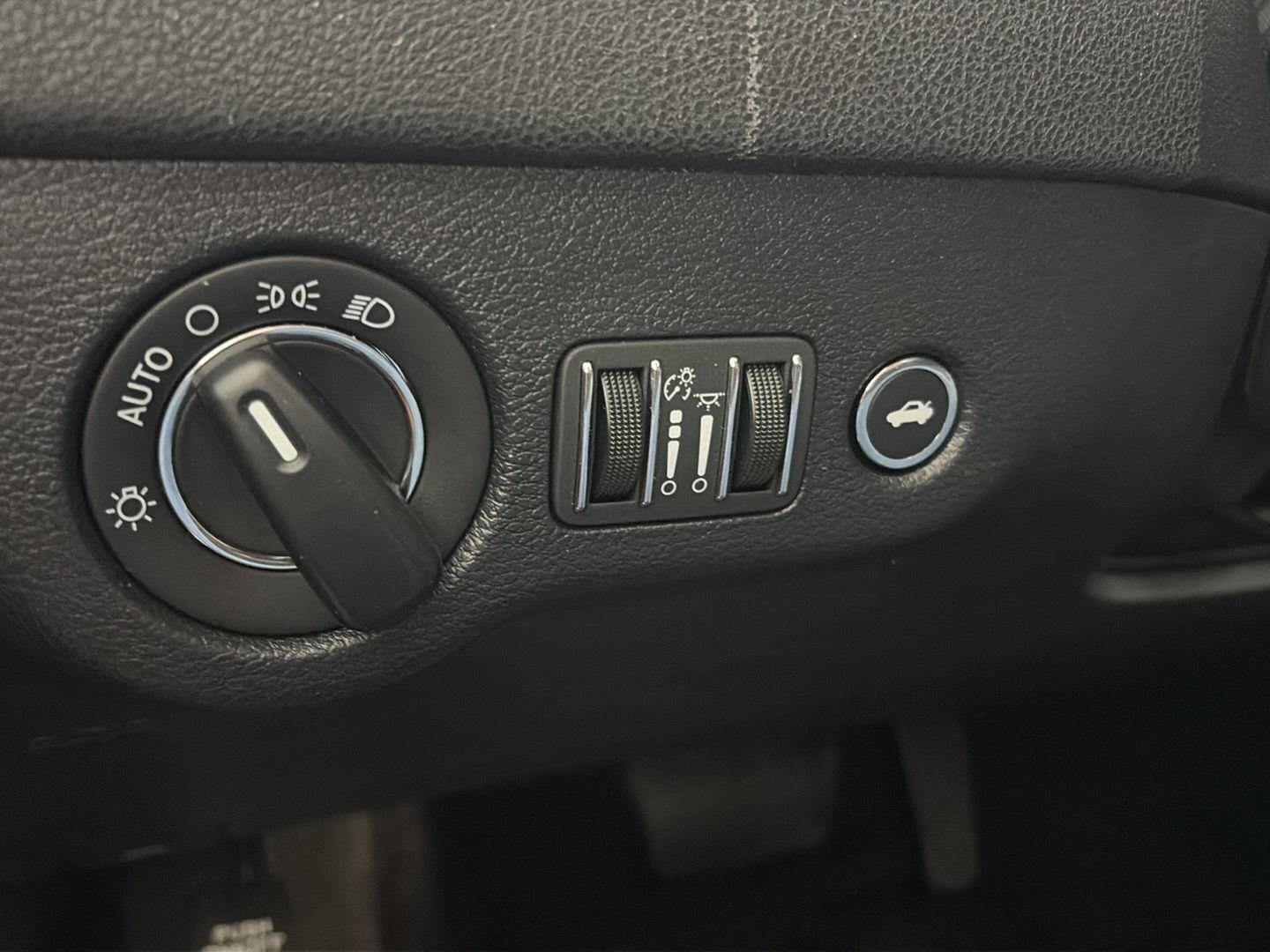 Used 2017 Jazz Blue Pearlcoat Chrysler Limited image 9
